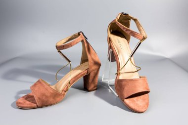 beyaz zemin üzerinde ayakkabı