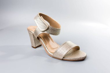 beyaz zemin üzerinde ayakkabı