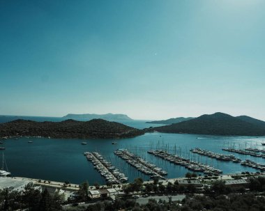 Güneşli bir günde arka planda mavi gökyüzü olan bir limanın havadan görüntüsü.