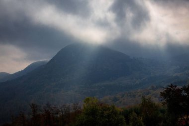 Dağda bulutlu bir öğleden sonra resmi