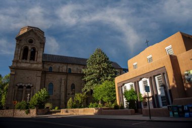 Santa Fe Plaza 'nın alçak açılı çekimi ve New Mexico' da mavi gökyüzüne karşı bir kilise.