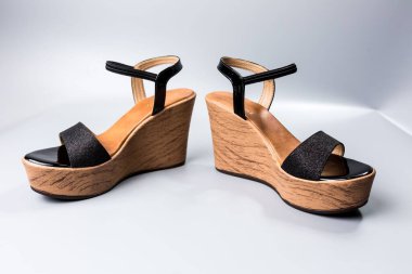 beyaz zemin üzerinde ayakkabı