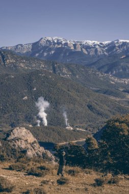 Katalonya 'da Llosa del Cavall bataklığında dağlarla çevrili bir vadide yürüyen bir rahibe