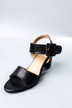 beyaz zemin üzerinde ayakkabı