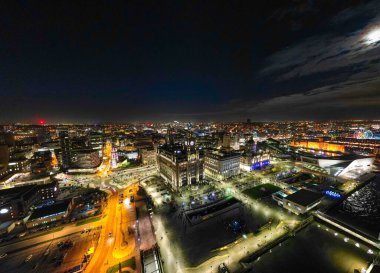 Gece Liverpool şehir manzarası aydınlık sokaklar ve binalarla dolu.