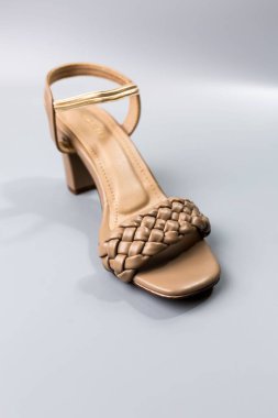 beyaz zemin üzerinde ayakkabı.