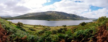 Connemara Ulusal Parkı 'ndaki güzel dağlar, Galway bölgesindeki İrlanda