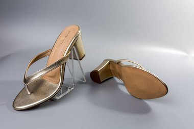 beyaz zemin üzerinde ayakkabı