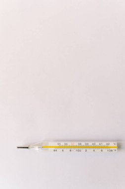 Termometre beyazda izole edildi. Ateş tanısı ve sağlık hizmeti kavramı