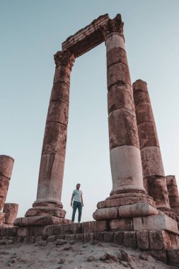 Ürdün, Amman 'da Herkül' ün tapınağında duran bir adamın düşük açılı çekimi.