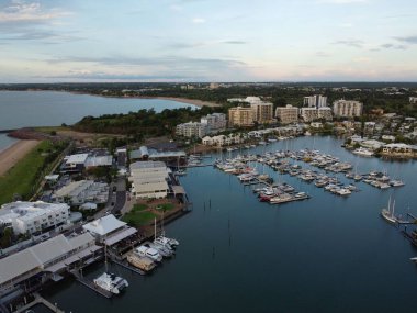 Gün batımında suyla çevrili Florida şehir manzarası.