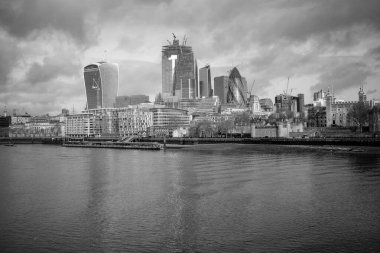 Londra 'daki liman yakınlarındaki şehir binasının gri tonlu bir görüntüsü.