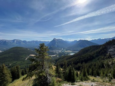 Arka planda kayalık dağlar olan bir Banff Ulusal Parkı, Kanada