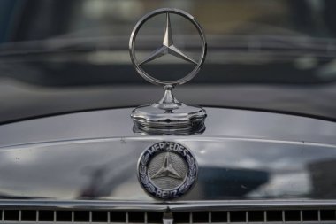 Mercedes Benz 'in motor kaputundaki işareti.