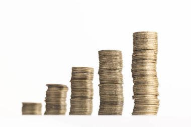 Beyaz arka planda izole edilmiş yükselen bozuk para yığını. Büyüme, gelir, tasarruf, yatırım konsepti. Boşluğu kopyala