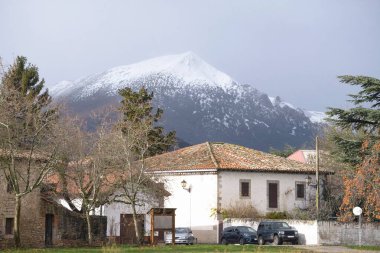 Navarra köyündeki evlere karşı park edilmiş güzel bir araba görüntüsü.