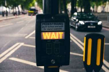 Londra 'daki Westminster Köprüsü yakınlarında sarı ve siyah renkli bir trafik ışığı.