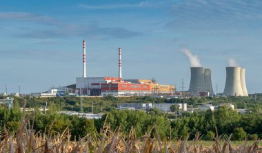 Mochovce, Slovakya 'da güzel bir nükleer enerji santrali görüntüsü..