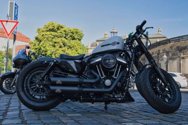 Harley Davidson bir otoparkta