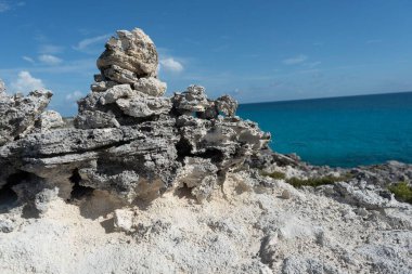 Tulum Arkeolojik Bölgesi 'nin Meksika' daki turkuaz deniz suyunun tarihi simgesi.