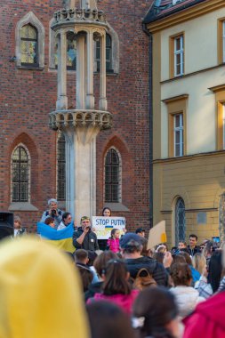 Ukraynalıların Ukrayna 'daki savaşa karşı tezahürat yaptığı kalabalığın dikey çekimi.