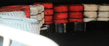 Eski kırmızı ve beyaz lastiklerden oluşan yarış pisti çiti