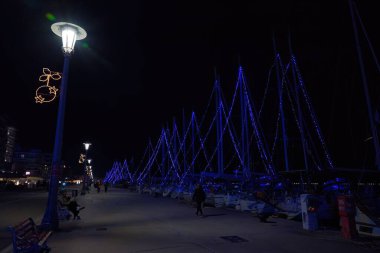 Yelkenli Tatil Işıkları, Noel Işıkları, Yunanistan 'ın güzel Volos kentinin limanı