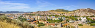 Ciudad Real 'deki binaların ve dağların panoramik bir görüntüsü İspanya' da