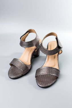 beyaz zemin üzerinde ayakkabı