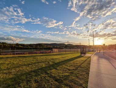 Güzel altın saat gün batımı Varsity Lakes Tren İstasyonunda.