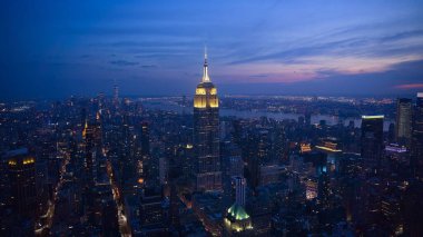 Empire State binasının bir gece görünümü