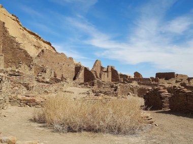 Chaco Kültür Ulusal Parkı, New Mexico 'da mavi bulutlu gökyüzü ile antik Chaco Kanyonu' nun kalıntıları.