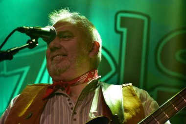 İngiliz Scrumpy ve Batılı grup The Wurzels Komedia, Bath 'da sahne aldılar. Birleşik Krallık. 8 Aralık,