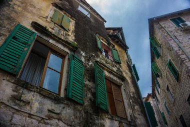 Karadağ 'ın penceresi açık, güzel, tipik bir binanın alçak açılı görüntüsü