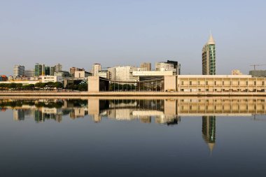 Parque das Nacoes, Lizbon, Portekiz 'deki modern binaların güzel bir görüntüsü.