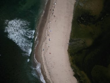 Sahilin, Los Angeles, Malibu sahillerine düşen su dalgalarıyla çekilmiş bir fotoğrafı.
