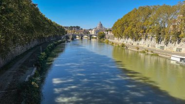 Roma, İtalya 'dan akan Tiber nehri güneşli bir günde ele geçirildi