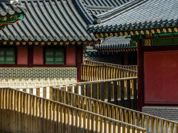 Arquitetura Tradicional Coreana Palácio Gyeongbokgung Com Uma Passarela Madeira Para — Fotografia de Stock