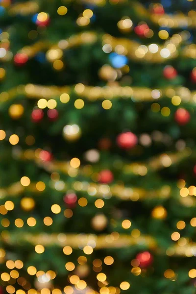 Μια Κάθετη Βολή Από Φώτα Bokeh Ένα Χριστουγεννιάτικο Δέντρο Μπιχλιμπίδια — Φωτογραφία Αρχείου