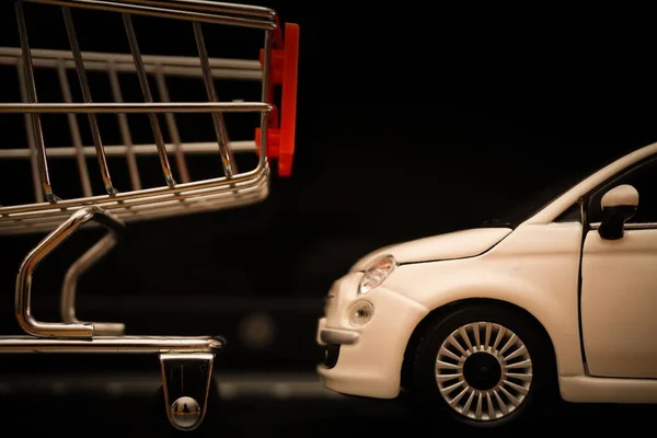 ミニチュアショッピングカートと車 — ストック写真