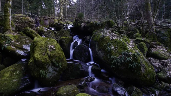 Small Waterfall Mossy Rocks — 图库照片
