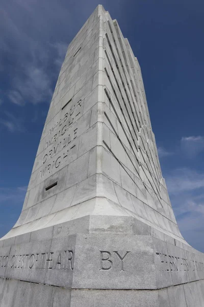 ノースカロライナ州キティホークのライト兄弟記念碑の垂直低角度ショット — ストック写真
