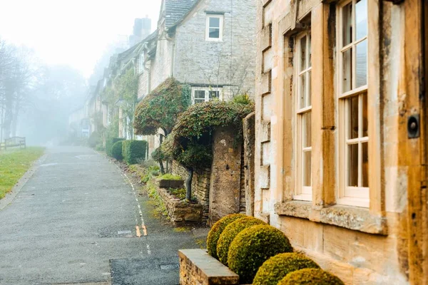 옥스퍼드셔주 안개낀 날좁은 거리를 집들의 아름다운 — 스톡 사진