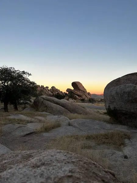 テキサス州の日没の間に巨大な岩の美しいショット — ストック写真