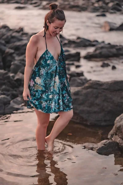Eine Schöne Frau Blauen Kleid Urlaub Die Spaß Strand Hat — Stockfoto