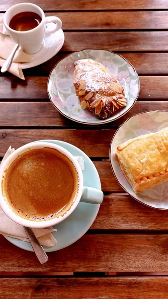 Basit Bir Fransız Kahvaltısı Için Bir Espresso Sade Kahveyle Eşleştirilmiş — Stok fotoğraf