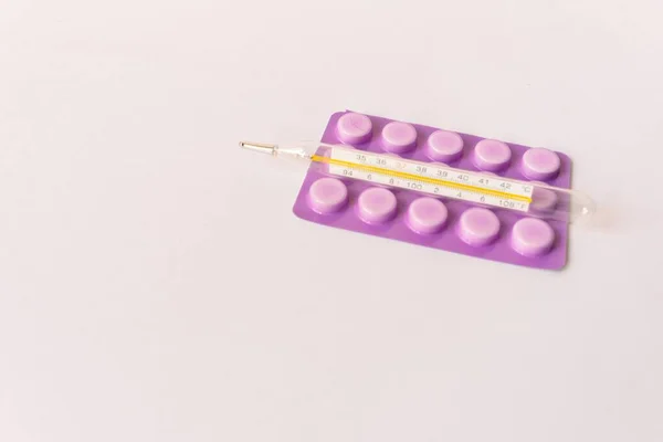 Különböző Orvosi Berendezések Hőmérő Ampullák Pipetta Gyógyszerek Tabletták Kapszulák Spray — Stock Fotó