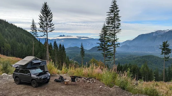 Ein Campingzelt Neben Einem Geländewagen Squamish British Columbia Kanada — Stockfoto