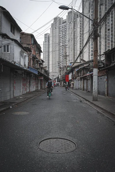 Вертикальний Вид Місцеве Вуличне Життя Районі Хуанпу Шанхаї Китай Хмарочосами — стокове фото