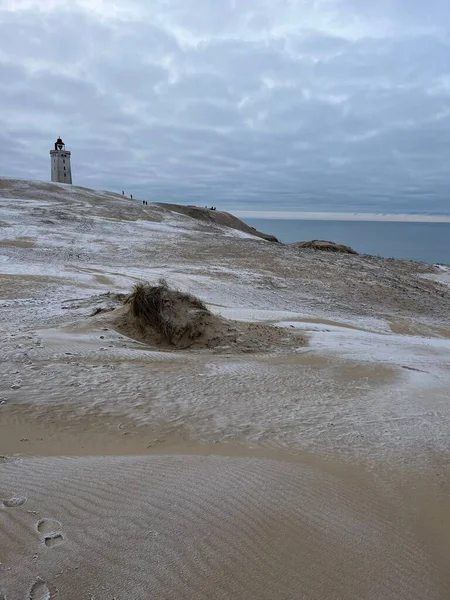 Eine Vertikale Aus Weißen Sanddünen Die Mit Frost Bedeckt Sind — Stockfoto
